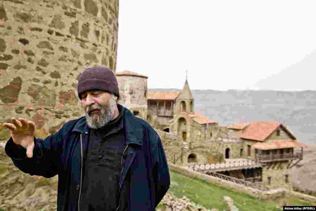 Gürcüstandan başqa bir misal. Keşikçi məbədi. Azərbaycanın Gürcüstanla sərhəddində, hazırda mübahisəli ərazi sayılan zonada yerləşir. Gürcü mənbələrində məbəd «David Qareci» adı ilə tanınır. Azərbaycan tarixçiləri məbədin Azərbaycanda yaşayan Alban tayfalarına məxsus olduğunu müdafiə etsə də, gürcü tərəfi məbədin gürcülərə aid olduğunda israrlıdırlar. Məbədin keçmişi bizə tam dəqiq məlum olmasa da, məlum olan bir şey var ki, divarlarına "Dövlət tərəfindən qorunur" yazılmış lövhələr vurulmayan bu məbəd Gürcüstan dövləti tərəfindən göz bəbəyi kimi qorunur. Niyə? Çünki tarixinin bir hissəsi olduğunu düşünürlər.