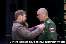 Демурчиев получает награду от Кадырова (фото из архива переписок)