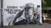 Mural ratnom zločincu Ratku Mladiću u centru Beograda iza kojeg su potpisani navijači Partizana, jul 2021. 