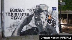 Mural ratnom zločincu Ratku Mladiću u centru Beograda iza kojeg su potpisani navijači Partizana, jul 2021. 