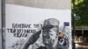 Mural u centru Beograda posvećen bivšem komandantu Vojske Republike Srpske Ratku Mladiću koji je u Hagu osuđen na doživotni zatvor zbog genocida u Srebrenici, zločina protiv čovečnosti i kršenja zakona i običaja ratovanja tokom rata u BiH, jul 2021.