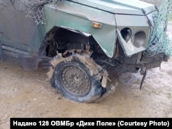 Пошкоджений на фронтових дорогах військовий транспорт