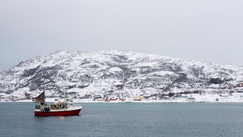 O navă de pescuit rusească având 19 oameni la bord s-a scufundat în Marea Barents