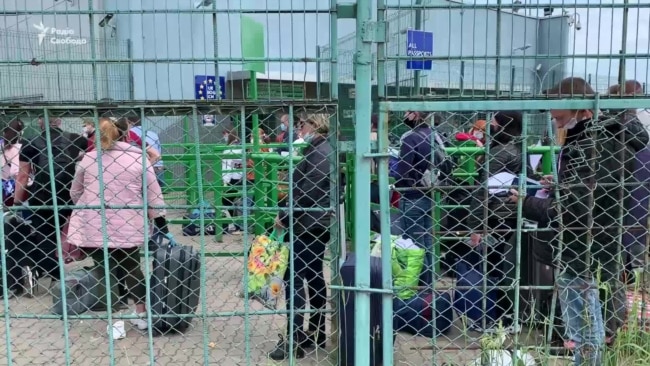 Українці вистоюють по 7-9 годин у черзі на українсько-польському кордоні