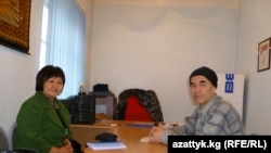 Правозащитница Толекан Исмаилова на встрече с осужденным коллегой Азимжаном Аскаровым в исправительной колонии № 47, Бишкек, 15 марта 2011 года. 