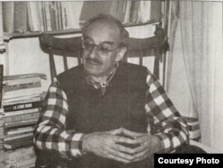 Михаил Геллер дома в Париже, 1989.