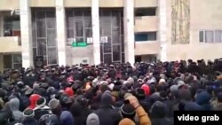 Митинг против строительства ЗИФ на месторождении Макмал. Казарман, 7 февраля 2018 года.