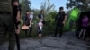 Policia ukrainase ndihmon banorët që të evakuohen nga fshati Lisogirka, në rajonin e Zaporizhjës më 20 gusht. Ky fshat gjendet në vijën e frontit.