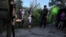 Policia ukrainase ndihmon banorët që të evakuohen nga fshati Lisogirka, në rajonin e Zaporizhjës më 20 gusht. Ky fshat gjendet në vijën e frontit.