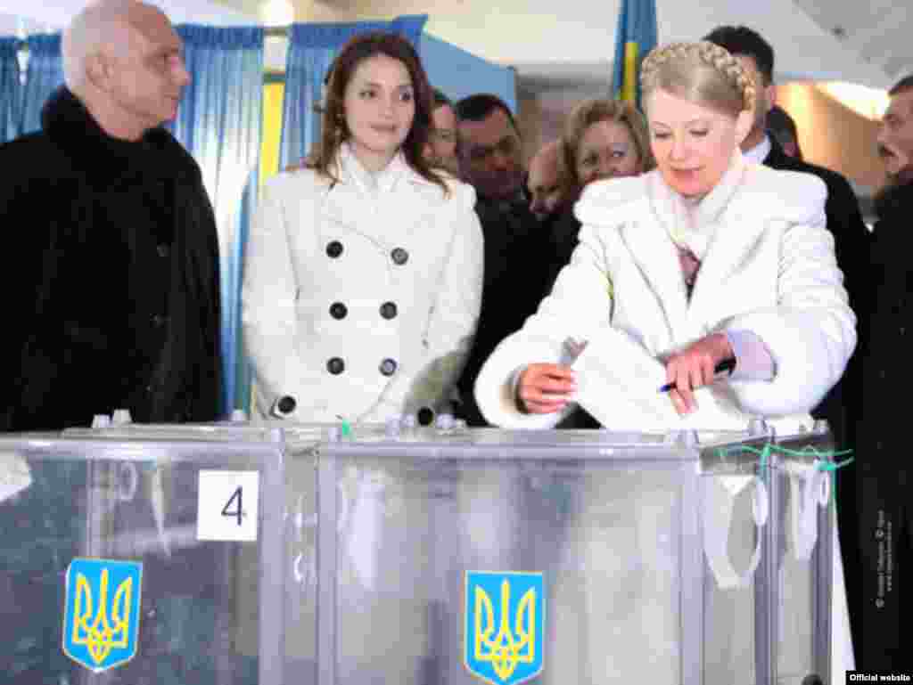 Юлія Тимошенко з чоловіком та донькою голосує на виборчій дільниці у Дніпропетровську