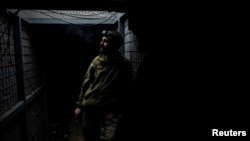 Військовий 72-ї окремої механізованої бригади «Чорні запорожці» поблизу лінії фронту на Дніпропетровщині, травень 2025 року