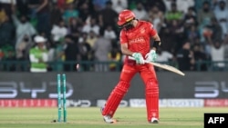 د اسلام اباد یونایټېډ صاحبزاده فرحان تر سوځېدو وروسته وېکټو ته ګوري - انځور له ارشیفه. 