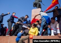 Susținători ai partidelor de opoziție protestează în Bișkek, pe 5 octombrie, la o zi după alegerile parlamentare. (Ulan Asanaliev, RFE/RL)