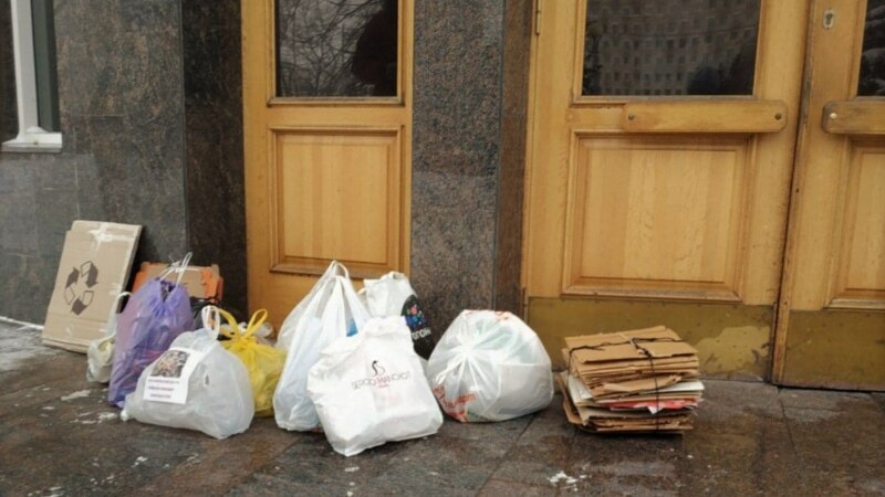 Жители Архангельска принесли мусор к зданию правительства региона 