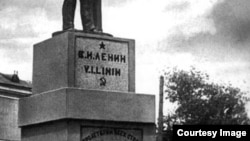 Памятник Ленину с надписью латиницей на постаменте. Казань, 1930 год