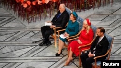 Король Харальд, королева Соня, кронпринцеса Метте-Маріт і кронпринц Хокон присутні в мерії під час вручення Нобелівської премії миру за 2022 рік в Осло
