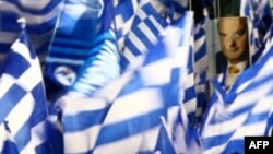 رقابت های انتخاباتی در یونان نزدیک توصیف شده است.