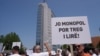Një protestues mban pankartën me mbishkrimin "Jo monopol por treg i lirë", gjatë një proteste kundër liberalizimit të tregut të energjisë më 11 qershor, Prishtinë.