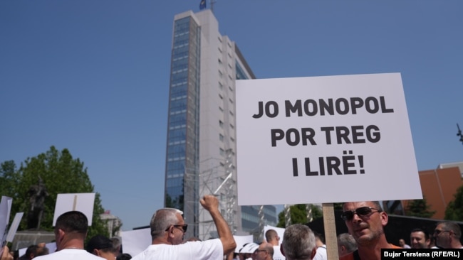 Aktualisht, në vend janë të licencuara 21 kompani furnizuese tregtare, ndërsa një tjetër është në proces licencimi.