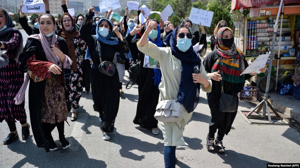 تظاهرات زنان افغان در مقابل سفارت پاکستان در کابل. سه‌شنبه ۱۶ شهریور