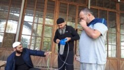 Кычкылтек концентраторун жасаган ыктыярчылар.