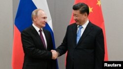 Presidenti rus, Vladimir Putin dhe ai kinez, Xi Jingping gjatë një takimi. Fotografi nga arkivi. 