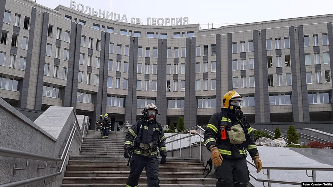 Pompieri la spitalul municipal din Sankt Petersburg, marți dimineață, după ce au stins incendiul provocat de un ventilator la centrul medical unde sunt tratați bolnavii de COVID-19