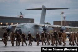 Forțele militare ale Germaniei implicate în evacuările din Kabul se întorc la baza aeriană Wunstorf în 27 august 2021.