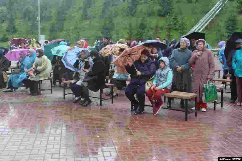 Несмотря на испортившуюся погоду и объявленное МЧС штормовое предупреждение, организаторы не стали отменять подготовленную праздничную программу, в которую входили концерт с участием&nbsp; башкирских и татарских эстрадных исполнителей, восточная ярмарка, игры для детей, розыгрыш призов и угощение