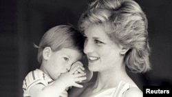 Принцеса Даяна държи принц Хари. Годината е 1988.
