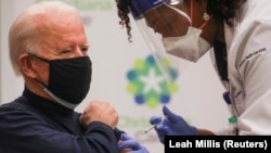 Медсестра вводит первую дозу вакцины против COVID-19 президенту США Джо Байдену. США, 21 декабря 2020 года