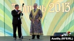 Рөстәм Миңнеханов (с) Төмәндә үткән федераль Сабантуйда өлкә губернаторы Владимир Якушев белән