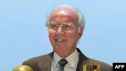 ბრაზილიელი ფეხბურთელი და მწვრთნელი მარიო ზაგალო - ფეხბურთში მსოფლიო ჩემპიონატის ერთადერთი ოთხგზის გამარჯვებული. რიო-დე- ჟანეირო. მარტი, 2003 წელი