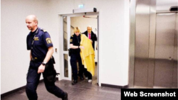 Sudlanuvchi Nodira Aminova sud binosiga olib kirilmoqda.