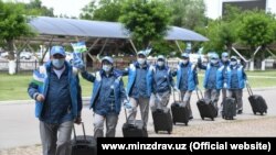 Врачи Узбекистана, отправившиеся в Таджикистан для помощи местным специалистам в лечении и профилактике коронавируса.