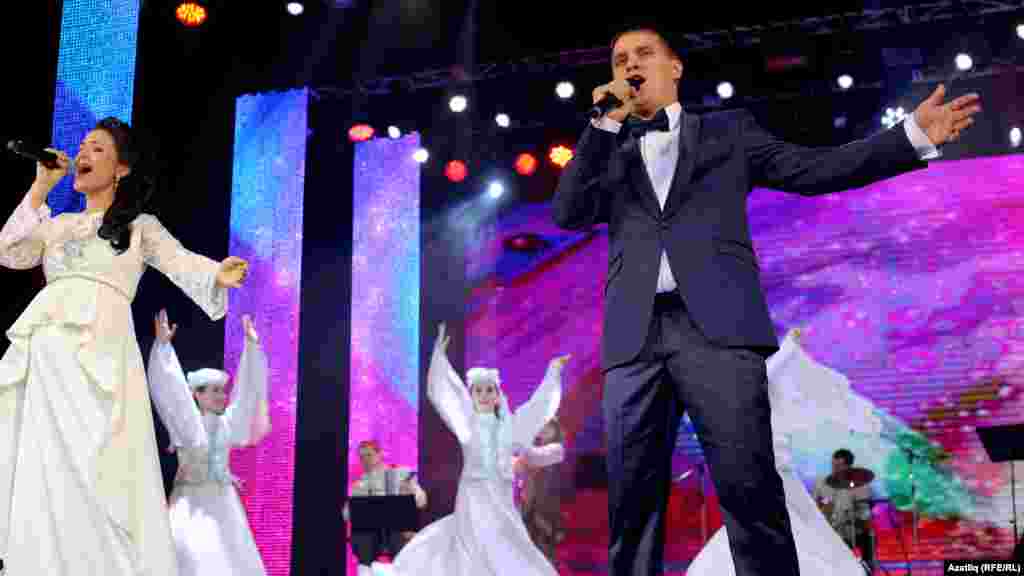 Илнар Ялалов һәм Айгөл Хәернасова җырлый