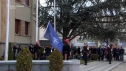 Знамето на НАТО подигнато пред македонското Собрание