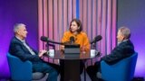 Victoria Coroban, gazda podcastului „Dincolo de știri”, alături de analiștii Nicolae Negru și Igor Boțan, în studioul Europei Libere de la Chișinău.