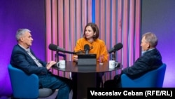 Victoria Coroban, gazda podcastului „Dincolo de știri”, alături de analiștii Nicolae Negru și Igor Boțan, în studioul Europei Libere de la Chișinău.
