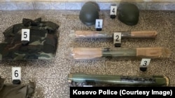 Armët, që sipas Policisë së Kosovës, u gjetën në bodrumin e një ndërtese në Mitrovicë të Veriut. 