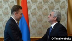 Президент Армении Серж Саргсян (справа) принимает председателя правления ОАО «Газпром» Алексея Миллера, Ереван, 16 апреля 2015 г. 