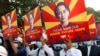 Во время одной из акций протеста против военного переворота в Мьянме. Демонстранты держат плакаты с портретом Аун Сан Су Чжи февраль 2021)
