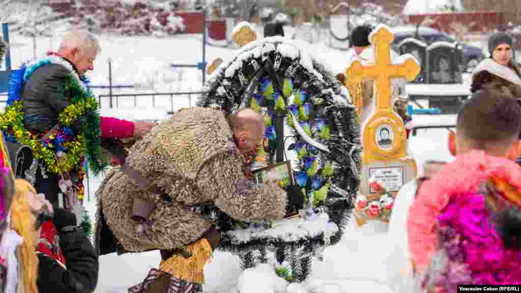La cimitir, malăncește (colindă) și apoi instrumentiștii cântă o melodie mai lentă, în memoria celor plecați. Apoi pornesc pe la casele oamenilor.
