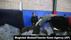 د ایران فضايي څانګې مشر جنرال امیر علي حاجیزادې د ډرون الوتکې پاتېشوني ګوري چې د دغه څانګې په خبره د تهران فضا کې یې د امریکا ډرون ویشتلی دی. ۲۰۱۹ز کال ۲۱م جون