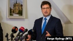 Gulyás Gergely miniszter Kaposváron tart sajtótájékoztatót, 2021. január 10-én.