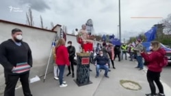 Прихильників «Нічних вовків» у Празі зустріли протестом та «голим Путіним» – відео