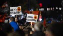 Protestues mbajnë pankarta me thirrjen "Liri për çlirimtarët" në njërën nga protestat në Prishtinë, më 21 shtator 2026.