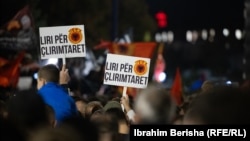 Protestues mbajnë pankarta me thirrjen "Liri për çlirimtarët" në njërën nga protestat në Prishtinë, më 21 shtator 2026.