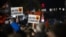 Demonstranti drže transparente sa sloganom "Sloboda oslobodiocima" na jednom od protesta u Prištini, 21. septembra 2026. godine.
