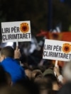 Protestues mbajnë pankarta me thirrjen "Liri për çlirimtarët" në njërën nga protestat në Prishtinë, më 21 shtator 2026.